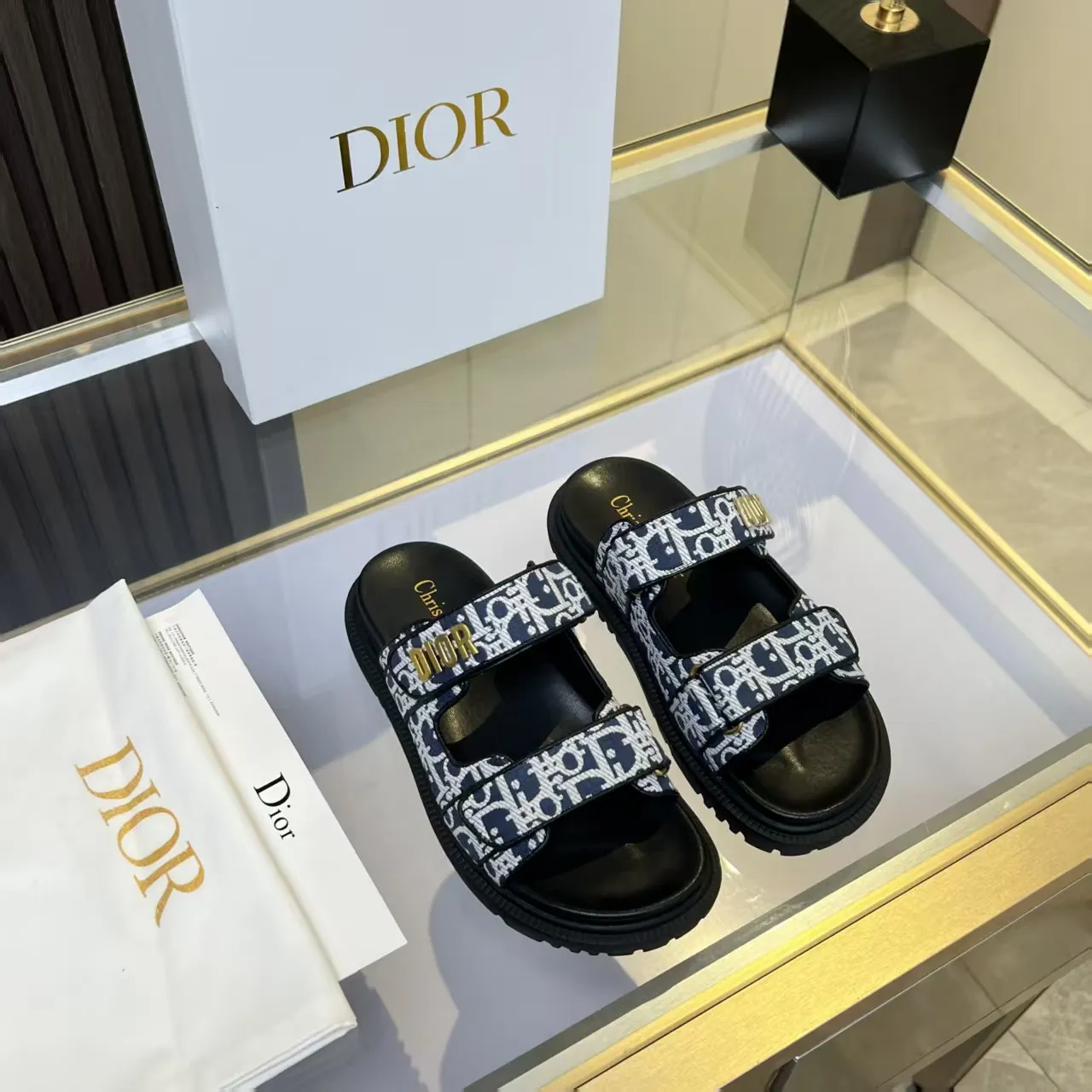 👟👟Ex-factory price 480👟👟 Dior classic popular sandals Step into the fashion territory of Dior slippers and encounter the ultimate fusion of elegance and comfort. The upper is engraved with the Christian Dior Paris logo using exquisite embroidery technology. The delicate stitching tells the brand's profound heritage and is fully recognizable.   Made of high-quality materials, it feels soft and fits your feet, as if it is a gentle care tailor-made for your feet. The sole is carefully designed and engraved with Christian Dior's lucky star symbol. It is not only a beautiful embellishment, but also provides reliable grip, making every step steady and secure.   It has a simple design and is easy to put on and take off. Whether it is a lazy weekend or a pleasant vacation, it can be easily adapted. Whether paired with casual shorts, casual jeans, or an elegant dress, Dior slippers can instantly enhance the overall style and show a casual fashion attitude.   Dior slippers, in the name of fashion, inject luxurious charm into your life and accompany you with every step you take with confidence and elegance. Material: Fine genuine cowhide upper, outsole, TPR, non-slip and wear-resistant, code number: 35-41 (42 customized)